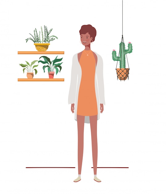 Mujer con plantas de interior y perchas de macramé