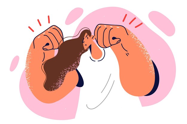 La mujer se para en pose de boxeador apretando los puños para mostrar confianza en sí misma y capacidad para luchar