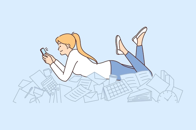 La mujer de la procrastinación con el teléfono miente en documentos y papelería ajena al desorden