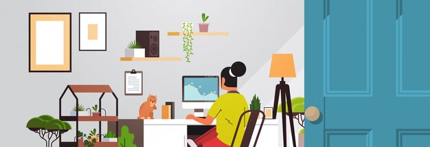 mujer profesional independiente que usa el monitor de la computadora trabajando en casa durante la cuarentena de coronavirus freelance