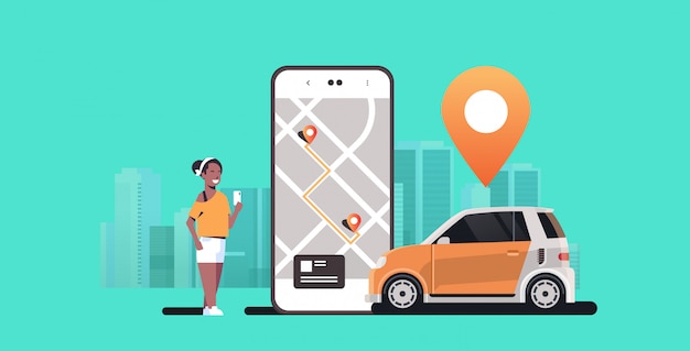 Mujer que usa la aplicación móvil que ordena el vehículo automóvil con marca de ubicación alquiler de coche compartido concepto de transporte servicio carsharing moderno paisaje urbano fondo horizontal