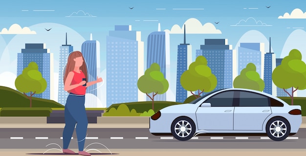 Vector mujer que usa la aplicación móvil del teléfono inteligente pedido en línea taxi coche compartido concepto transporte servicio carsharing moderno paisaje urbano fondo horizontal longitud completa