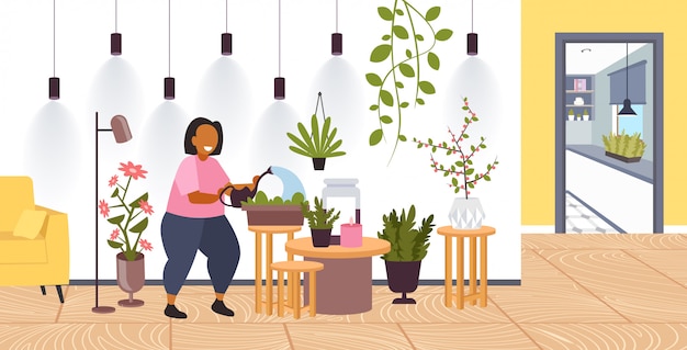mujer con regadera cuidando plantas de interior niña cuidando plantas de interior quedarse en casa estilo de vida