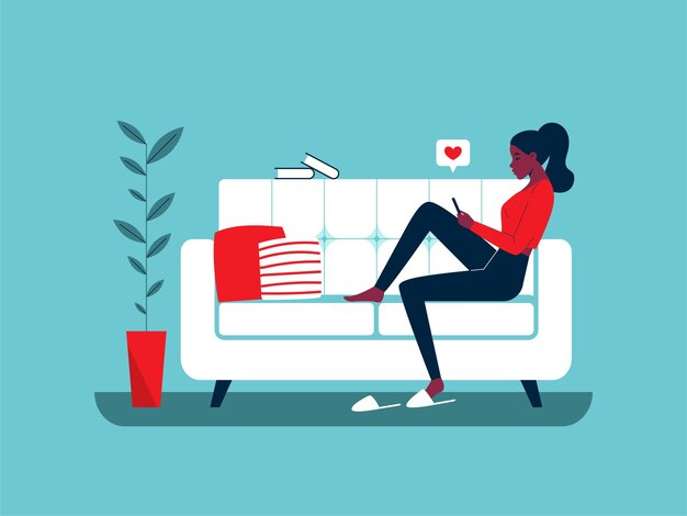 Mujer sentada en el sofá y comunicarse en las redes sociales desde el teléfono inteligente