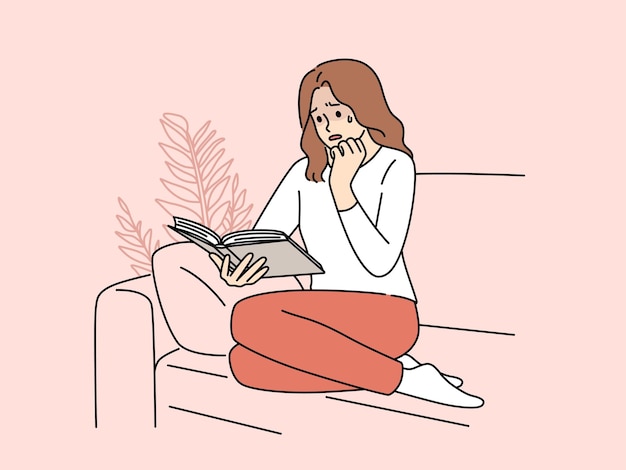 Mujer sentada en el sofá leyendo un libro llorando