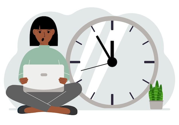Una mujer se sienta con las piernas cruzadas y sostiene una computadora portátil junto al gran reloj Concepto de gestión del tiempo poco tiempo mucho tiempo límite