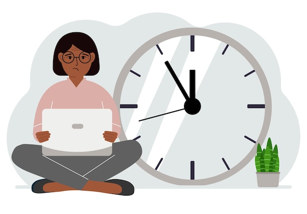 Una mujer se sienta con las piernas cruzadas y sostiene una computadora portátil junto al gran reloj Concepto de gestión del tiempo poco tiempo mucho tiempo límite