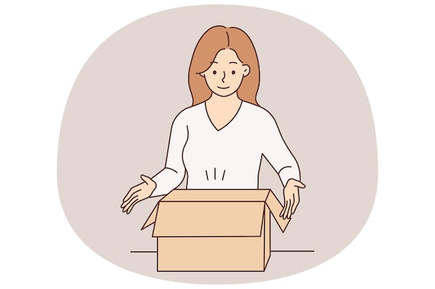 Mujer sonriente desempaquetar caja con orden