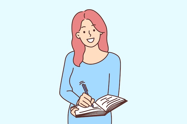 Mujer sonriente escribiendo en cuaderno