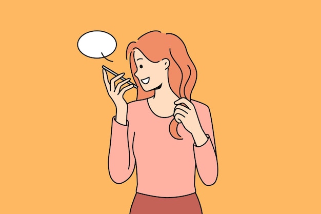 Mujer sonriente hablar por teléfono celular en el altavoz