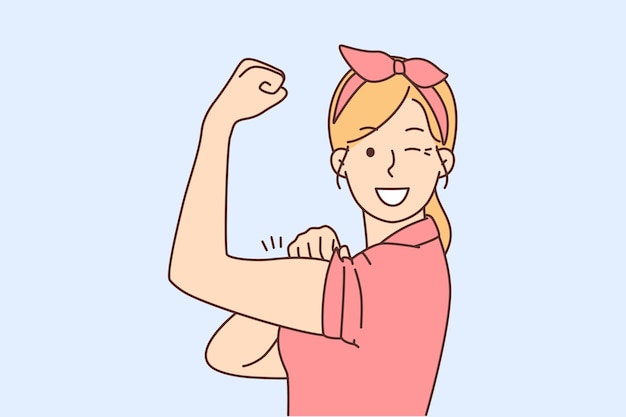 Mujer sonriente muestra músculos sintiéndose poderoso