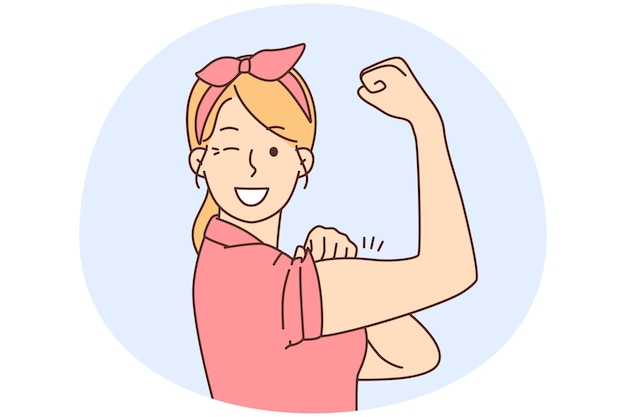 Mujer sonriente muestra músculos sintiéndose poderoso