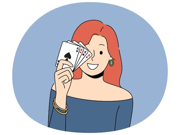 Mujer sonriente posando con cartas en las manos