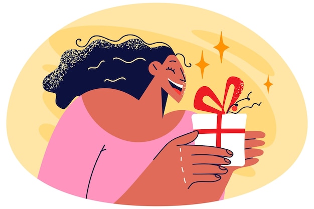 mujer sonriente, tenencia, presente, en, manos