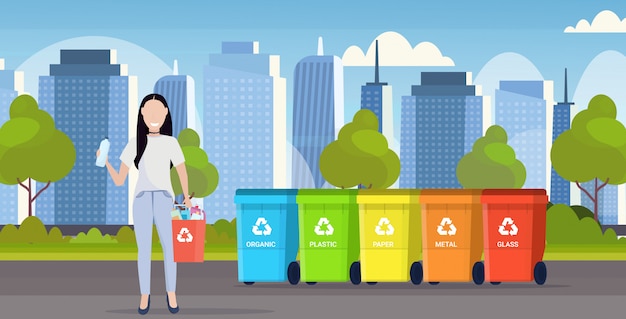 Mujer sosteniendo un cubo con basura plástica cerca de contenedores diferentes tipos de contenedores de reciclaje segregar la gestión de clasificación de residuos concepto moderno paisaje urbano fondo plano horizontal de longitud completa