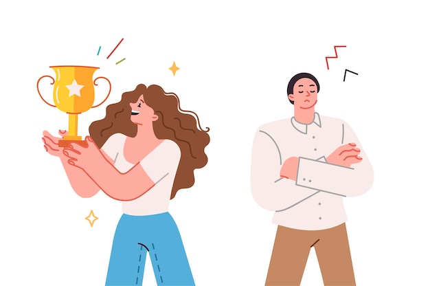 La mujer de la superioridad recibió la copa de oro por ganar la competencia sobre el hombre de pie con el brazo cruzado