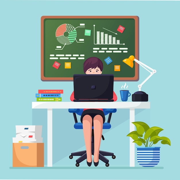 Mujer trabajando en un escritorio en la oficina