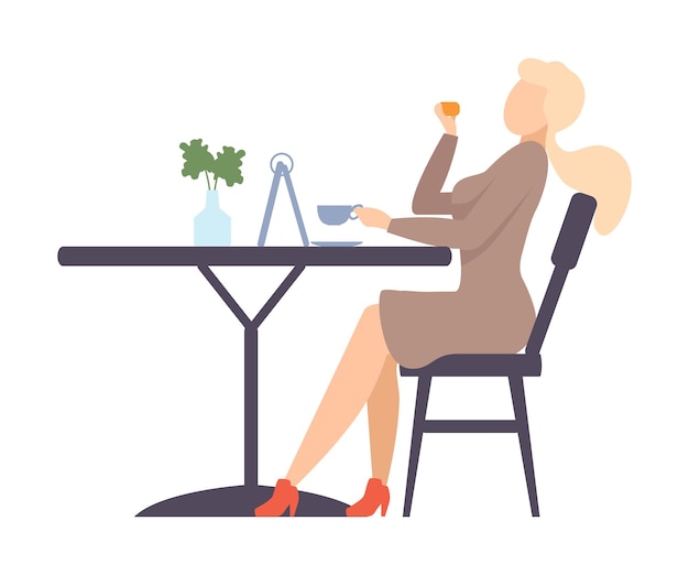 Una mujer con un vestido beige está bebiendo café Ilustración vectorial