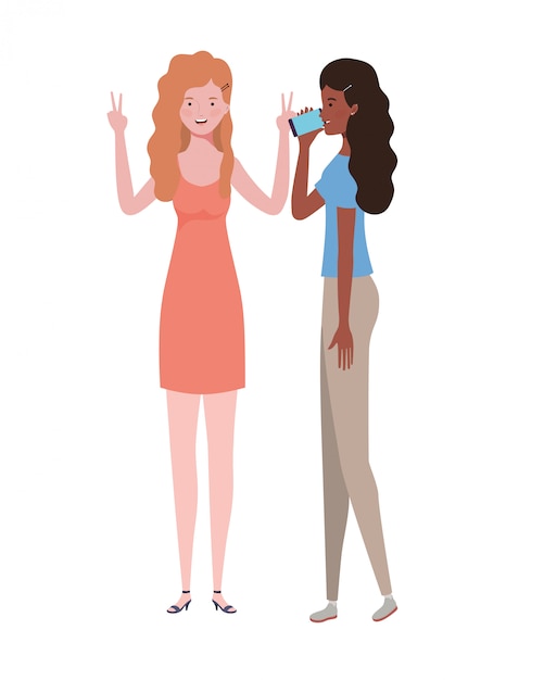 Mujeres jovenes que se colocan en blanco