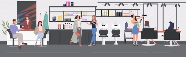 Mujeres probando productos cosméticos peluquería haciendo peinado a clientes que discuten durante la reunión interior moderno salón de belleza de cuerpo entero horizontal