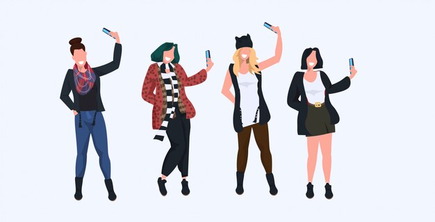 Mujeres que toman una foto selfie en la cámara del teléfono inteligente personajes de dibujos animados femeninos casuales fotografiando en diferentes poses fondo blanco de longitud completa