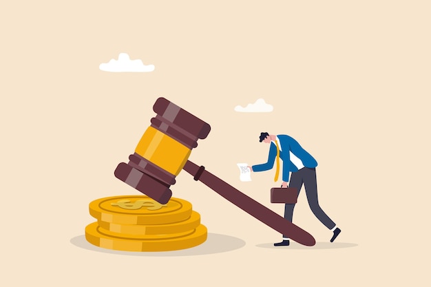 Multa de penalización para pagar el aviso de castigo legal, de cargo y gasto prohibido, concepto de factura de cargo de tráfico, hombre triste que sostiene un aviso de multa con mazo de ley encima de la pila de monedas de dinero.
