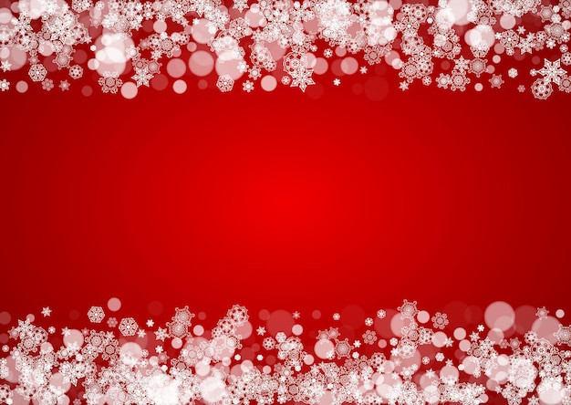 Nieve de Navidad sobre fondo rojo. Colores de Santa Claus. Marco horizontal para banner de invierno, cupón de regalo, vale, anuncio, evento de fiesta. Diseño de nieve de Navidad y año nuevo. Copos de nieve cayendo para celebración