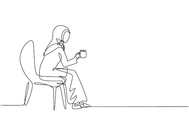 Una niña árabe sentada en una silla moderna disfrutando de un café en una casa acogedora