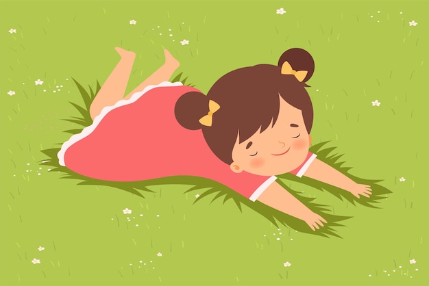 Vector niña encantadora acostada en el césped verde en su estómago niño lindo divirtiéndose al aire libre ilustración vectorial de dibujos animados