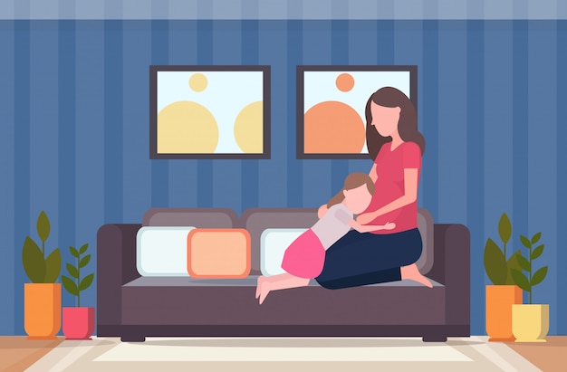 Niña escuchando el vientre de su madre embarazada mujer alegre esperando bebé recién nacido familia feliz divirtiéndose embarazo concepto de longitud completa moderna sala interior horizontal