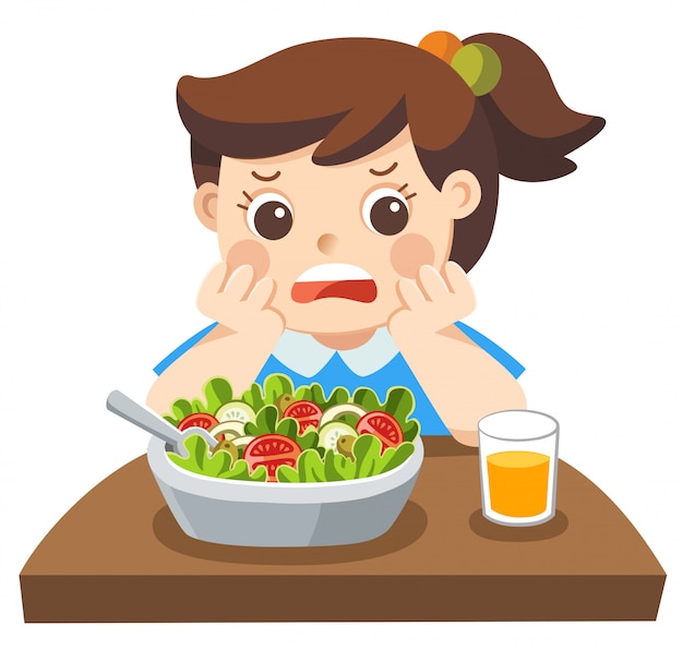 La niña infeliz no quiere comer vegetales saludables.