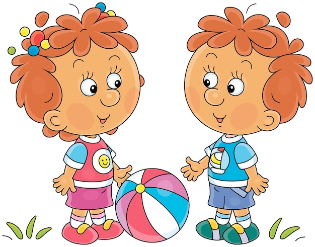 Una niña y un niño divertidos con una gran pelota a rayas hablando amistosamente y yendo a jugar en un patio de recreo