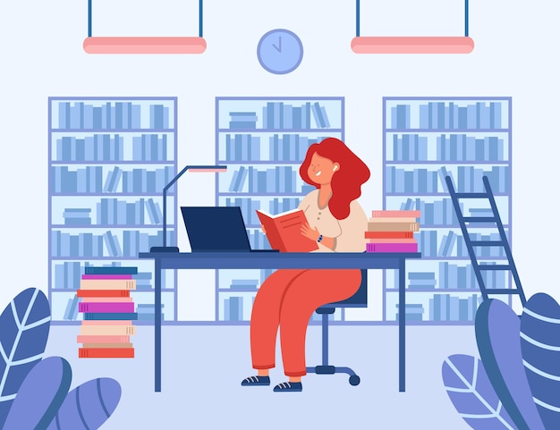 Niña sentada en el escritorio en la biblioteca y libro de lectura. Señora alegre estudiando, mirando la pantalla del portátil. Estantes con libros en segundo plano. Educación, concepto de conocimiento