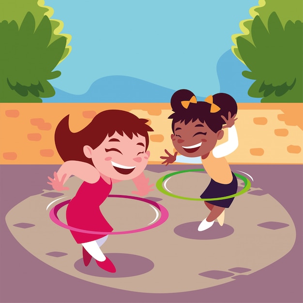 Niñas sonriendo y jugando con el hula-hoop
