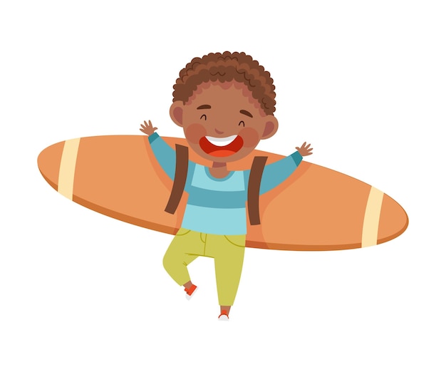Niño emocionado con alas falsas improvisadas fingiendo volar de pie y agitando la mano Ilustración vectorial