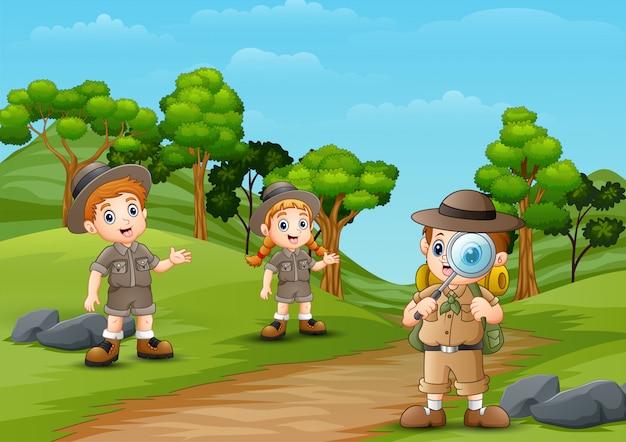 Niño feliz explorador en el camino al bosque