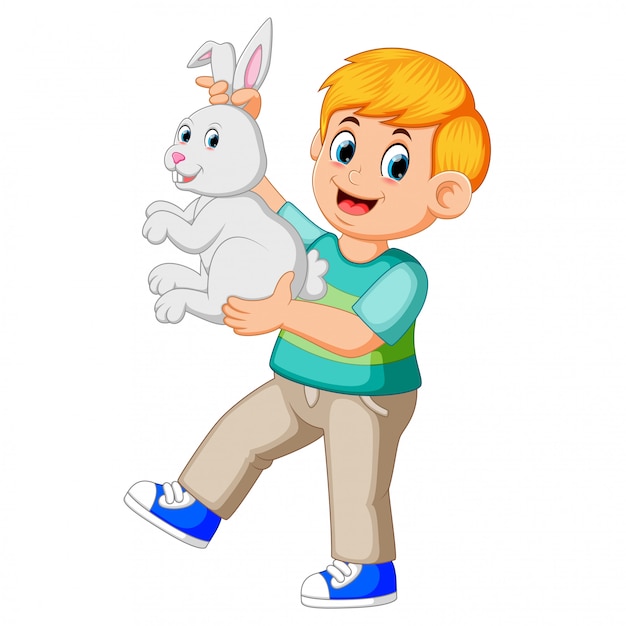 Niño feliz sosteniendo un conejo