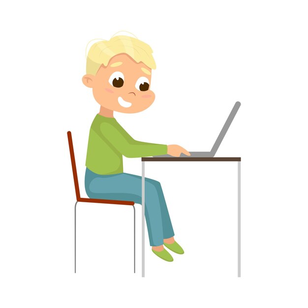 Niño lindo usando computadora portátil en el lugar de trabajo educación en línea o cursos programador de niños