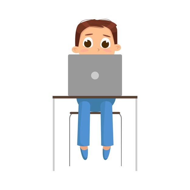 Niño lindo usando computadora portátil en el lugar de trabajo vista frontal educación en línea o cursos programador de niños