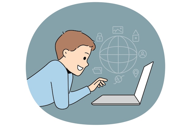 Niño navegando por internet en la computadora portátil