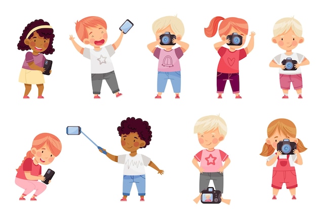 Un niño y una niña con cámara y teléfono inteligente tomando fotos en conjunto vectorial