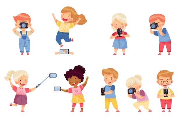 Un niño y una niña con cámara y teléfono inteligente tomando fotos en conjunto vectorial