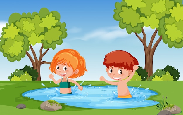 Niño y niña jugando en el agua