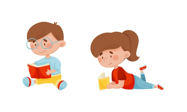Un niño y una niña listos y lindos leyendo libros. Estudiantes de escuela primaria con libros. Educación de niños.