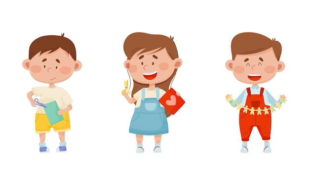 Niño y niña sonrientes con tijeras cortando papel para el conjunto vectorial de actividades de aplicación y artesanía