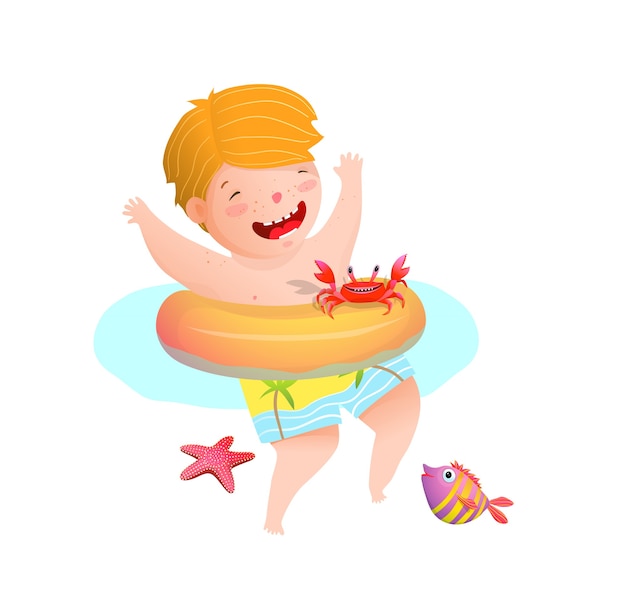 Niño niño jugando con cangrejo de mar y estrella en el océano nadando con anillo inflable.