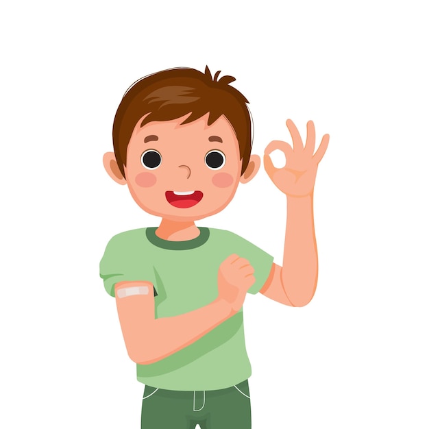 un niño pequeño muestra un parche pegado en su brazo después de recibir la inyección de la vacuna y hacer un gesto con el pulgar