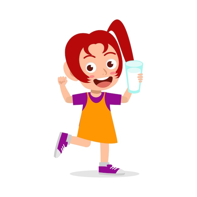 Niño pequeño sostiene y bebe un vaso de leche fresca