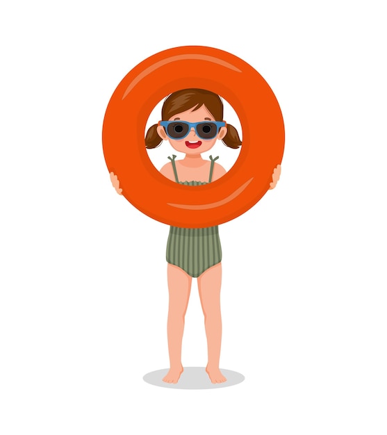 niño pequeño con traje de baño y gafas de sol tirado en un anillo inflable disfrutando flotando en la piscina