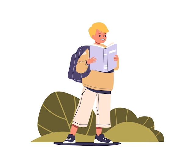 Niño de pie afuera mientras lee un libro lleva una mochila y parece comprometido con el libro